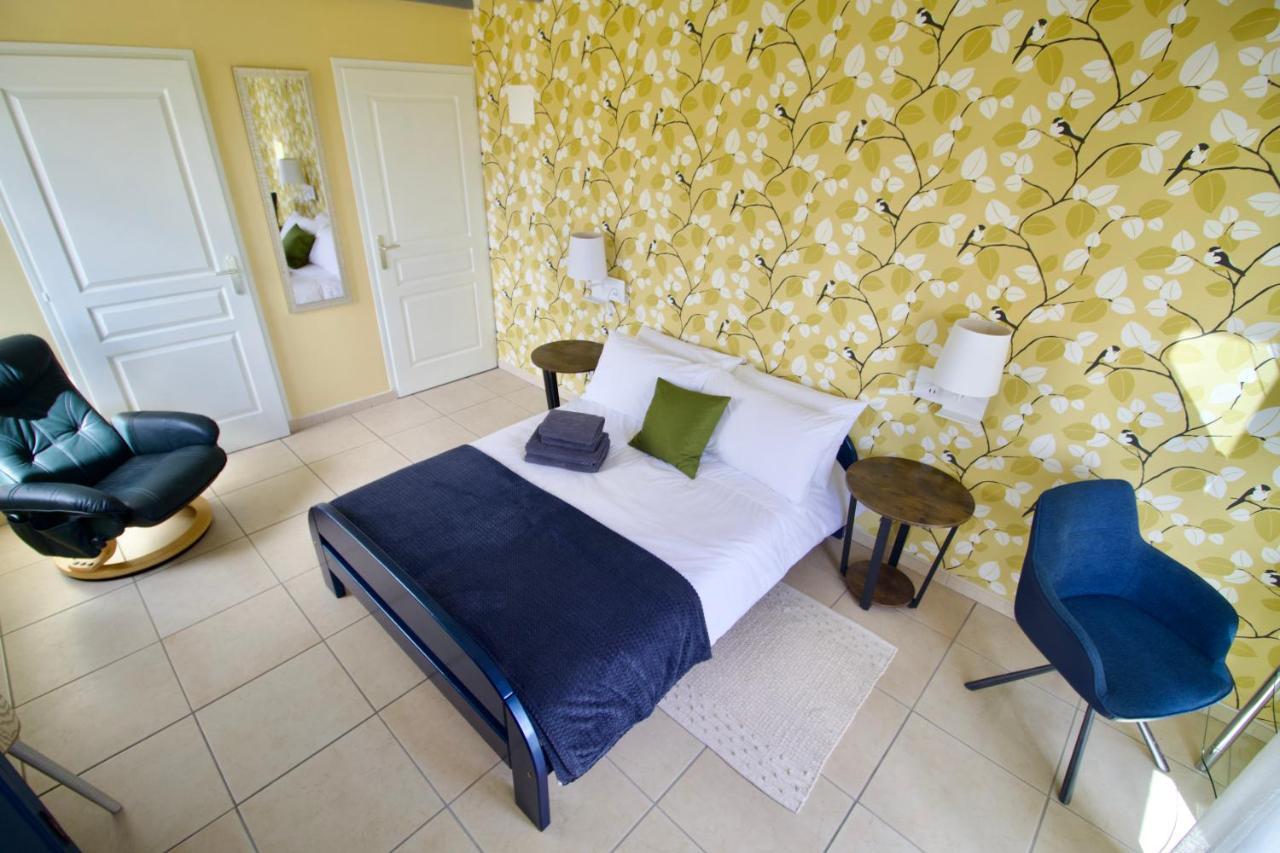 Bed and Breakfast O Trois Oliviers Louin Екстер'єр фото